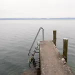 Lakefront Grand Lejlighed