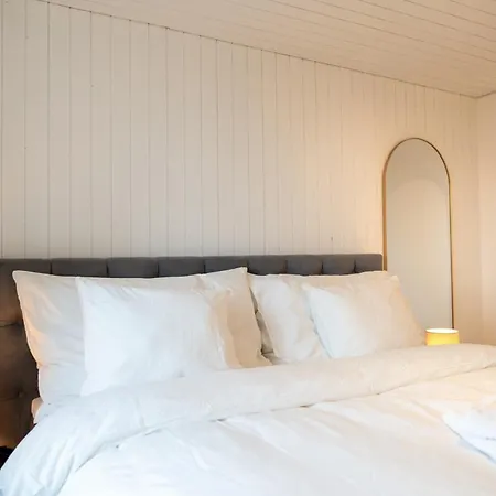 Lakefront Grand Daire